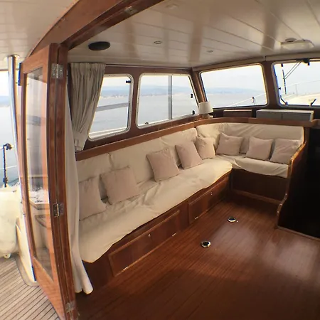 La Poesia Di Scirocca Hotel en barco *